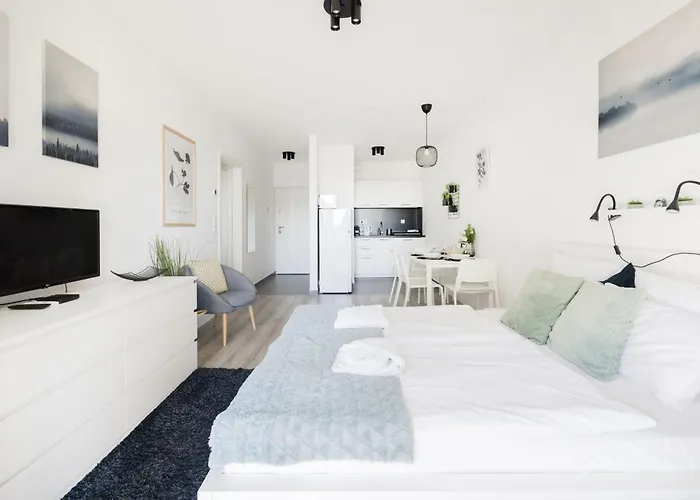 Modern Riverfront Apartment With Free Parking
