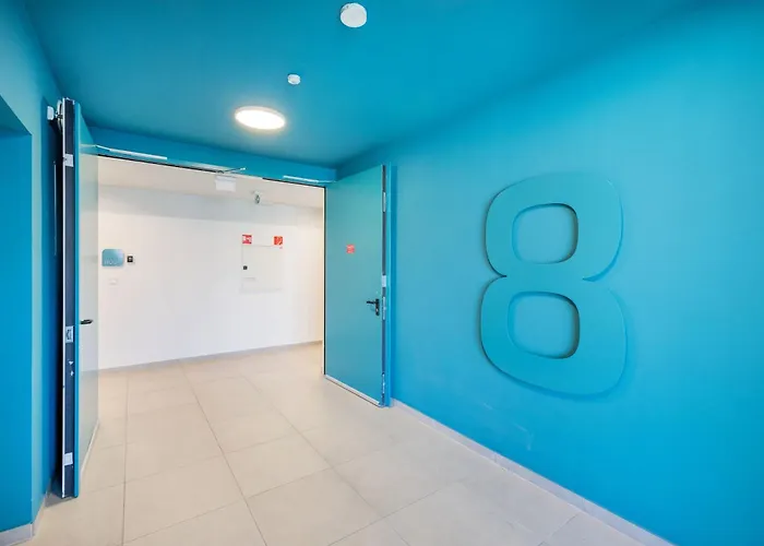 Modern Riverfront Apartment With Free Parking