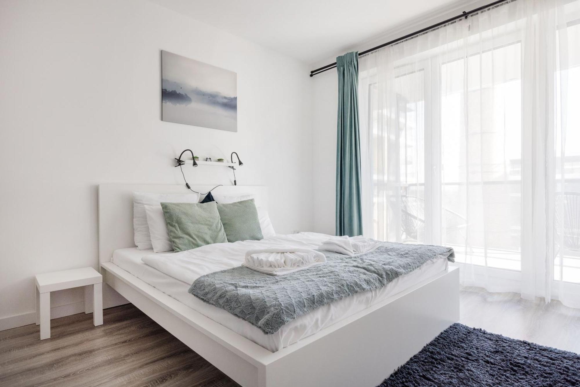 Modern Riverfront With Free Parking Apartment